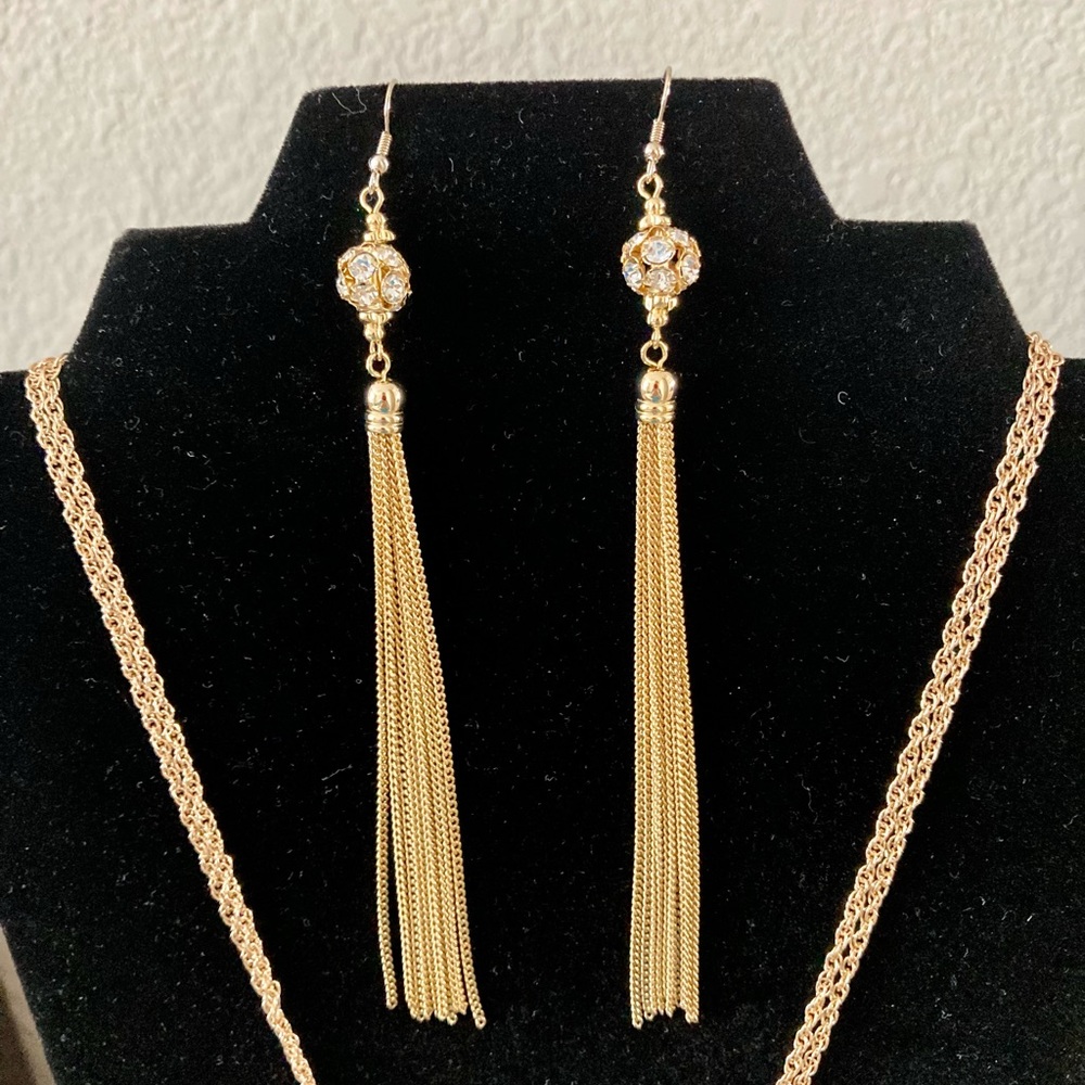 EARRINGS/NECKLACE SET. Vintage.